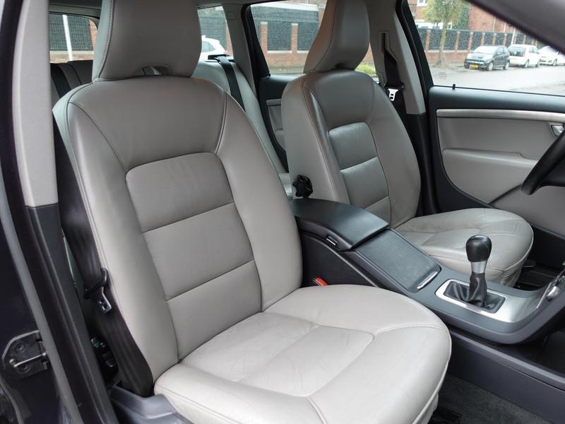 VOLVO V70 2.0 107KW Kinetic TREKHAAK YOUNGTIMER LEDER CRUISE 