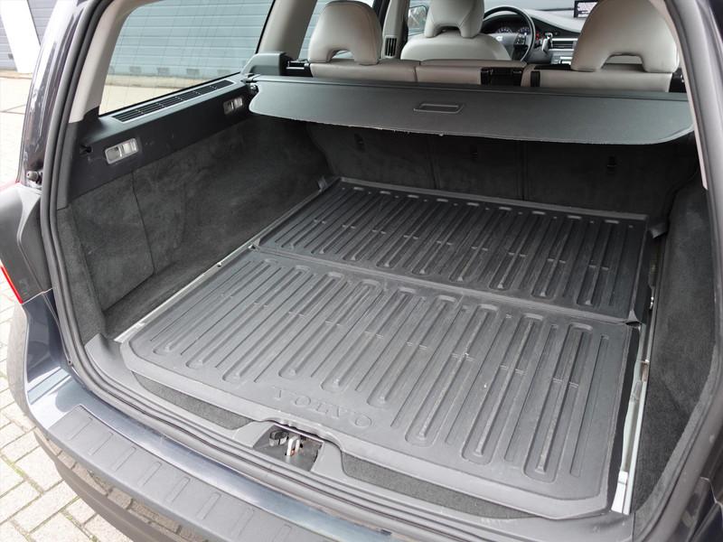 VOLVO V70 2.0 107KW Kinetic TREKHAAK YOUNGTIMER LEDER CRUISE 