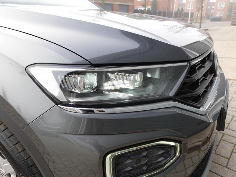 VOLKSWAGEN T-Roc 1.5 TSI 150pk 7-DSG Sport RIJKLAARPRIJS TREKHAAK BLINDSPOT CARPLAY LED NAVI STOELVERWARMING CAMERA 