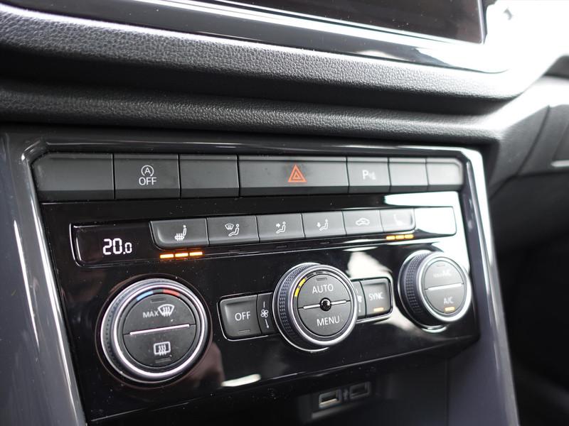 VOLKSWAGEN T-Roc 1.5 TSI 150pk 7-DSG Sport RIJKLAARPRIJS TREKHAAK BLINDSPOT CARPLAY LED NAVI STOELVERWARMING CAMERA 