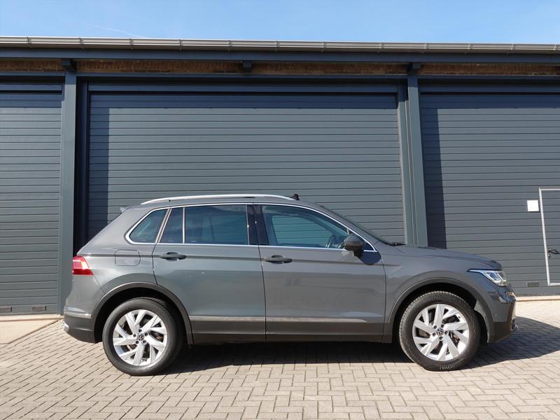 VOLKSWAGEN Tiguan 1.4 TSI eHybrid 245pk DSG Elegance RIJKLAAR PANO IQ LIGHT KEYLESS PARK ASSIST SFEER VERLICHTING