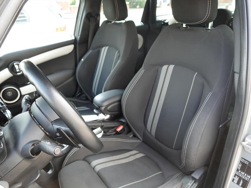 MINI Mini Cooper S JCW RIJKLAAR/PANO/H&K/HUD/DCC/STOELVERWARMING